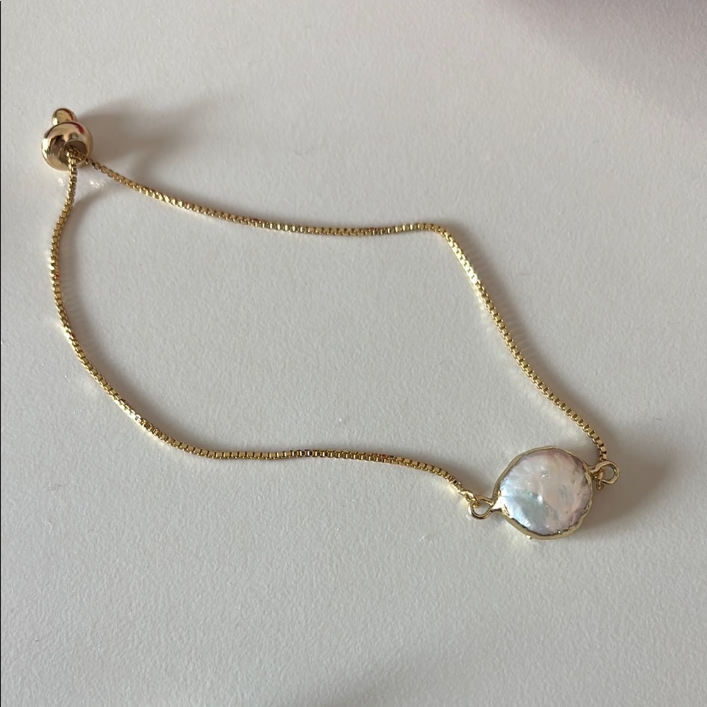 Elegant Gold Bracelet with Pearl Accent